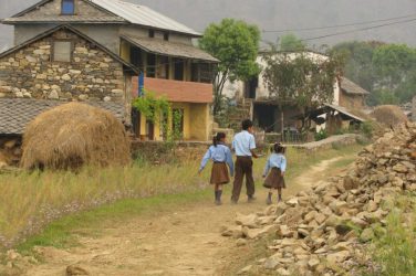 Help de Himalaya Waldorf school uit de schulden