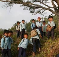 Kinderen laten slagen in Nepal